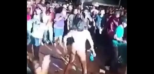  Borracha desnuda frente a toda la gente (baile)